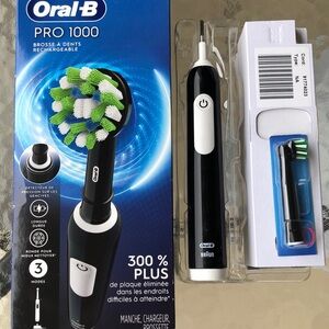 Oral-B Pro 1000 Electric Toothbrush – Sealed Brush Head, Open Box (B&W)